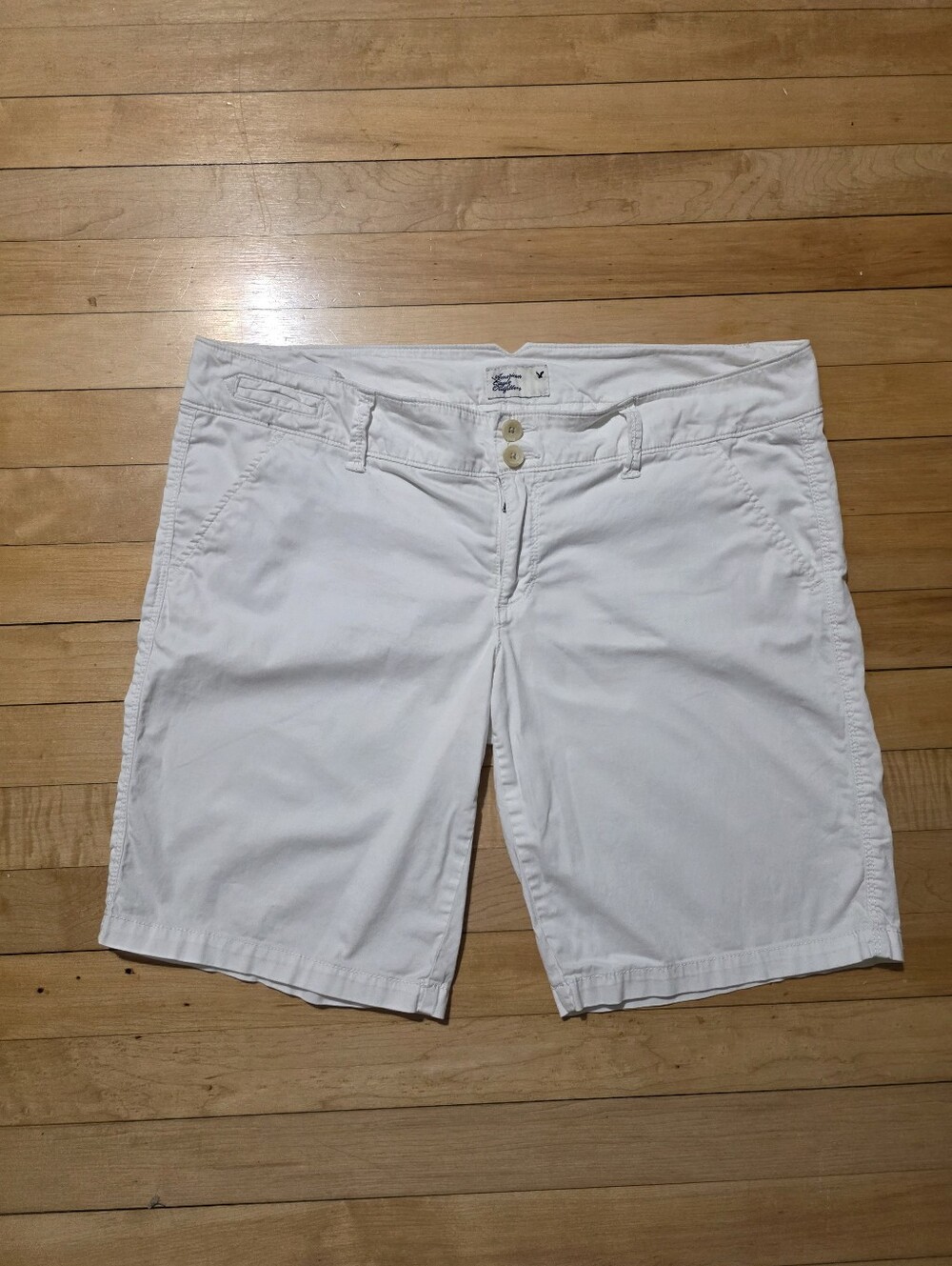 American Eagle Shorts Womens Sz 12  White Bermuda Chino Outdoor Casual GUC